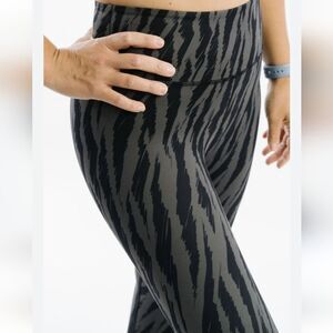 NWT Zyia Active Womens Gray Sketch Light N Tight Hi Rise Capris Size 4